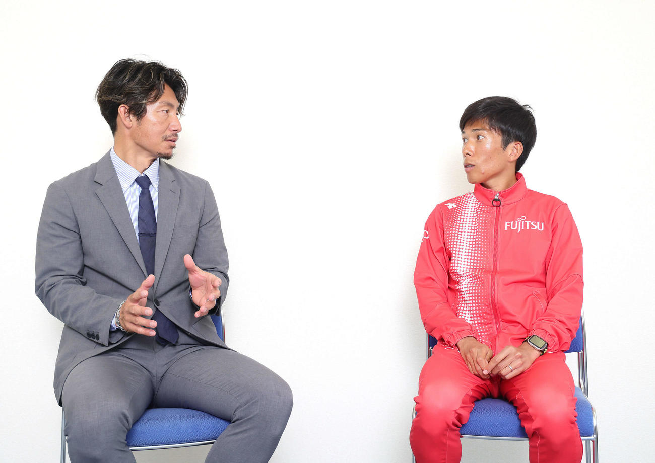 対談を行った鳥谷氏（左）とマラソン日本記録保持者の鈴木（2023年4月24日撮影）