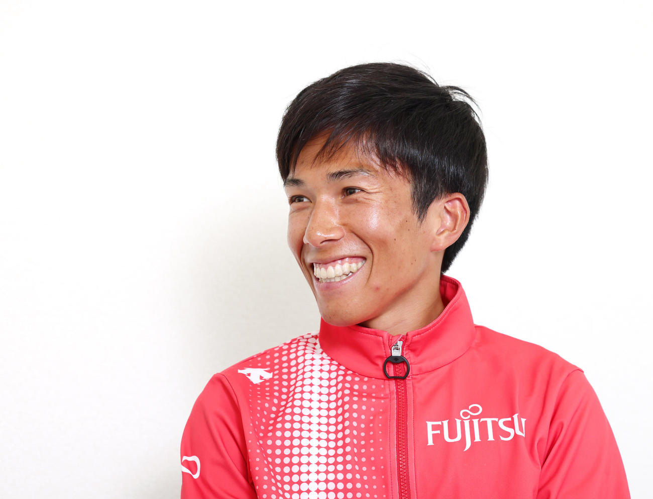 鳥谷氏との対談に臨んだマラソン日本記録保持者の鈴木（撮影・足立雅史）