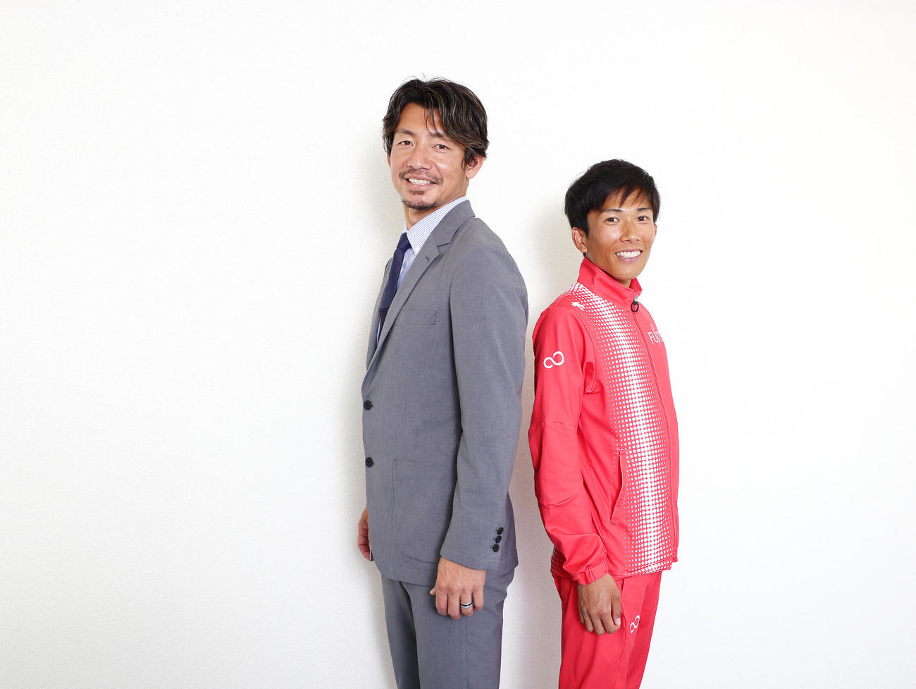 対談を終え、笑顔を見せる鳥谷氏（左）とマラソン日本記録保持者の鈴木（撮影・足立雅史）