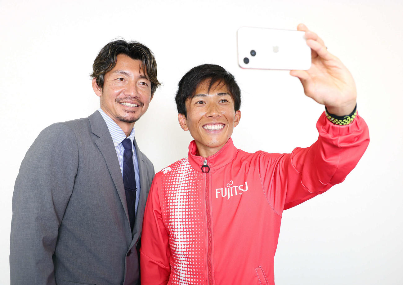 対談を終え、自撮りを楽しむ鳥谷氏（左）とマラソン日本記録保持者の鈴木（2023年4月24日撮影）