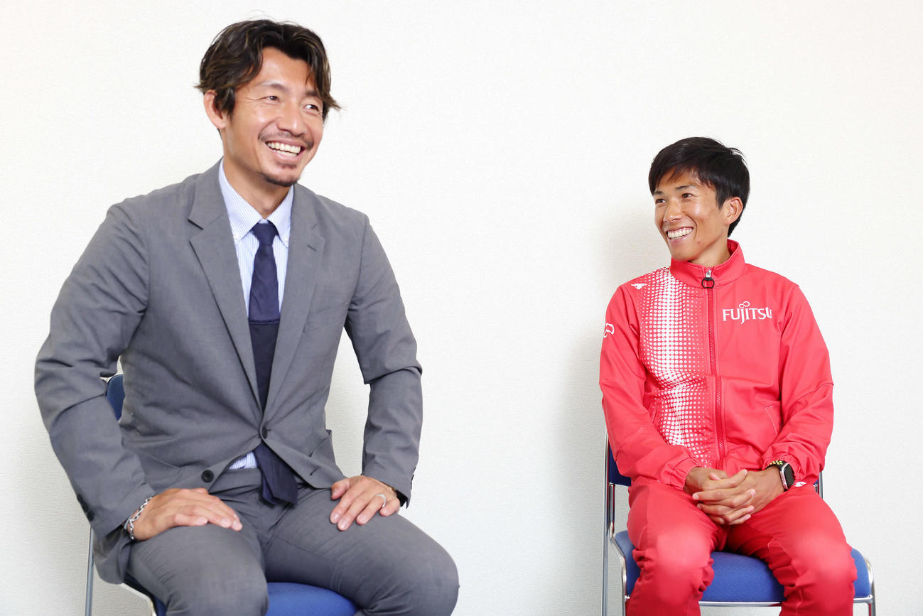 対談を行った鳥谷氏（左）とマラソン日本記録保持者の鈴木（2023年4月24日撮影）