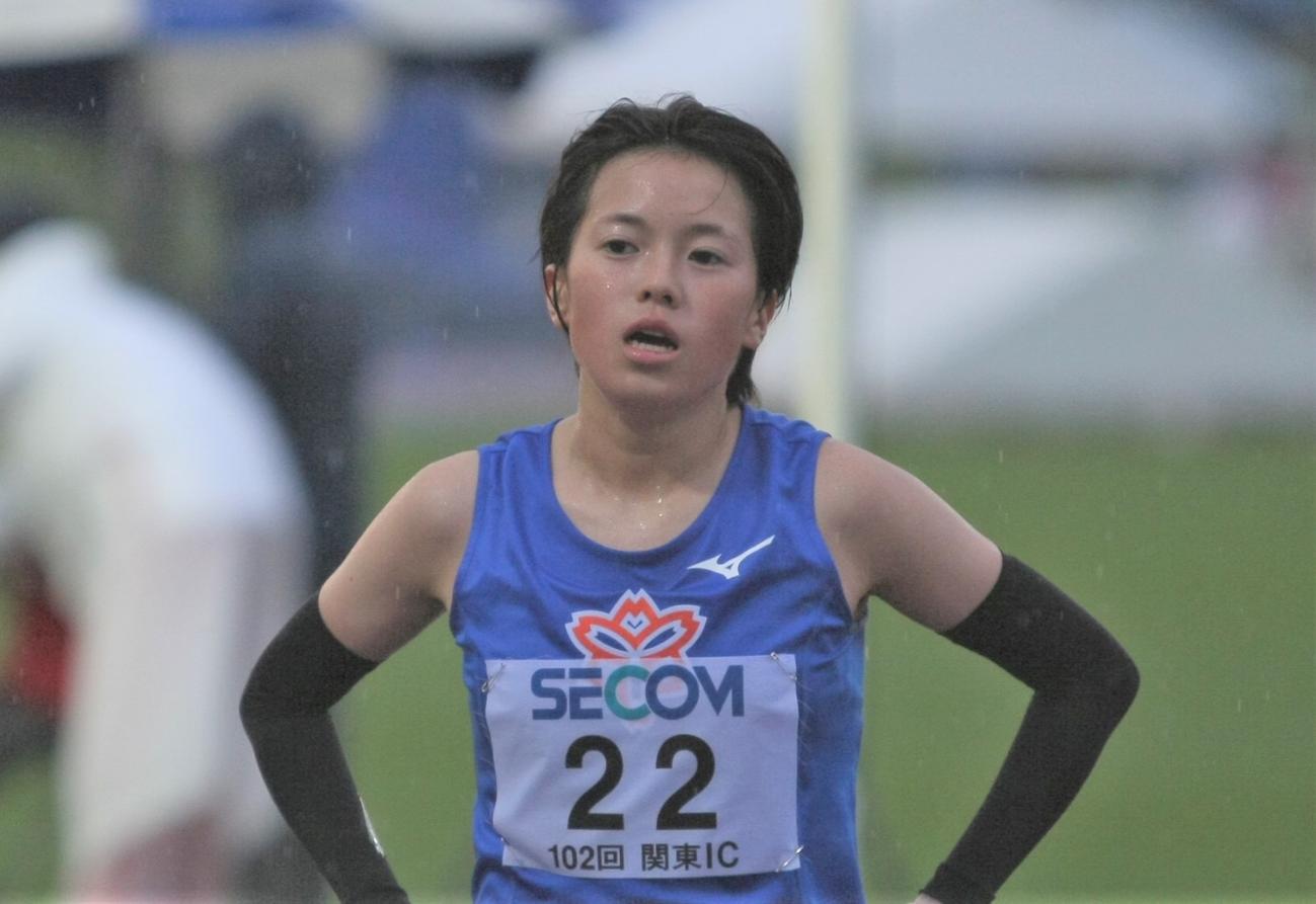 陸上関東インカレ女子1部1万メートル決勝　日本人トップの2位でゴールした日体大・山崎（撮影・藤塚大輔）