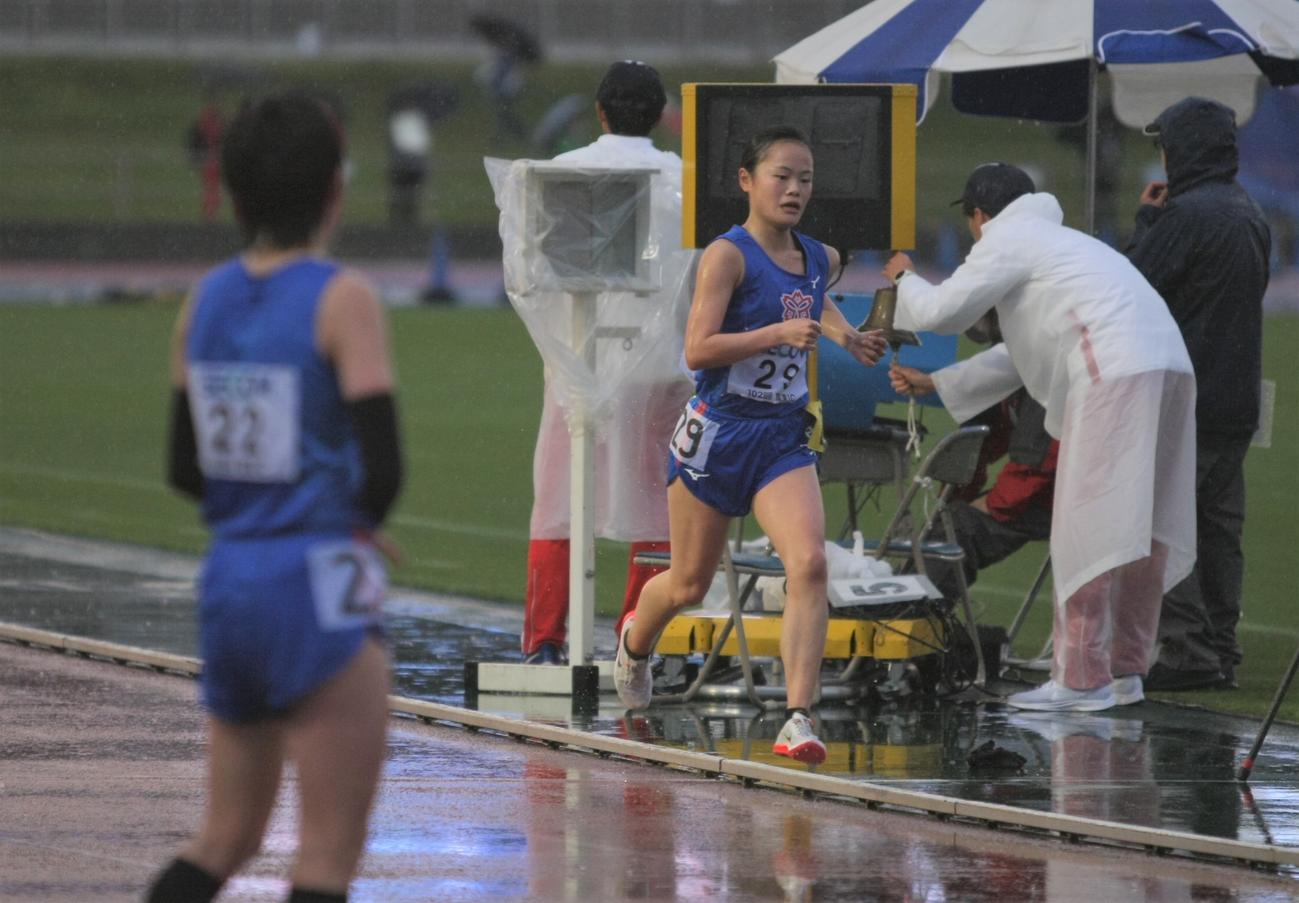 陸上関東インカレ女子1部1万メートル決勝　力走するチームメートの小島彩乃（右）に声をかける日体大・山崎（撮影・藤塚大輔）