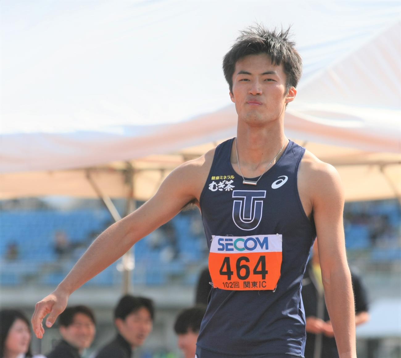 陸上関東インカレ男子1部100メートル決勝　10秒09で2連覇を飾り、笑顔を見せる東洋大・柳田（撮影・藤塚大輔）