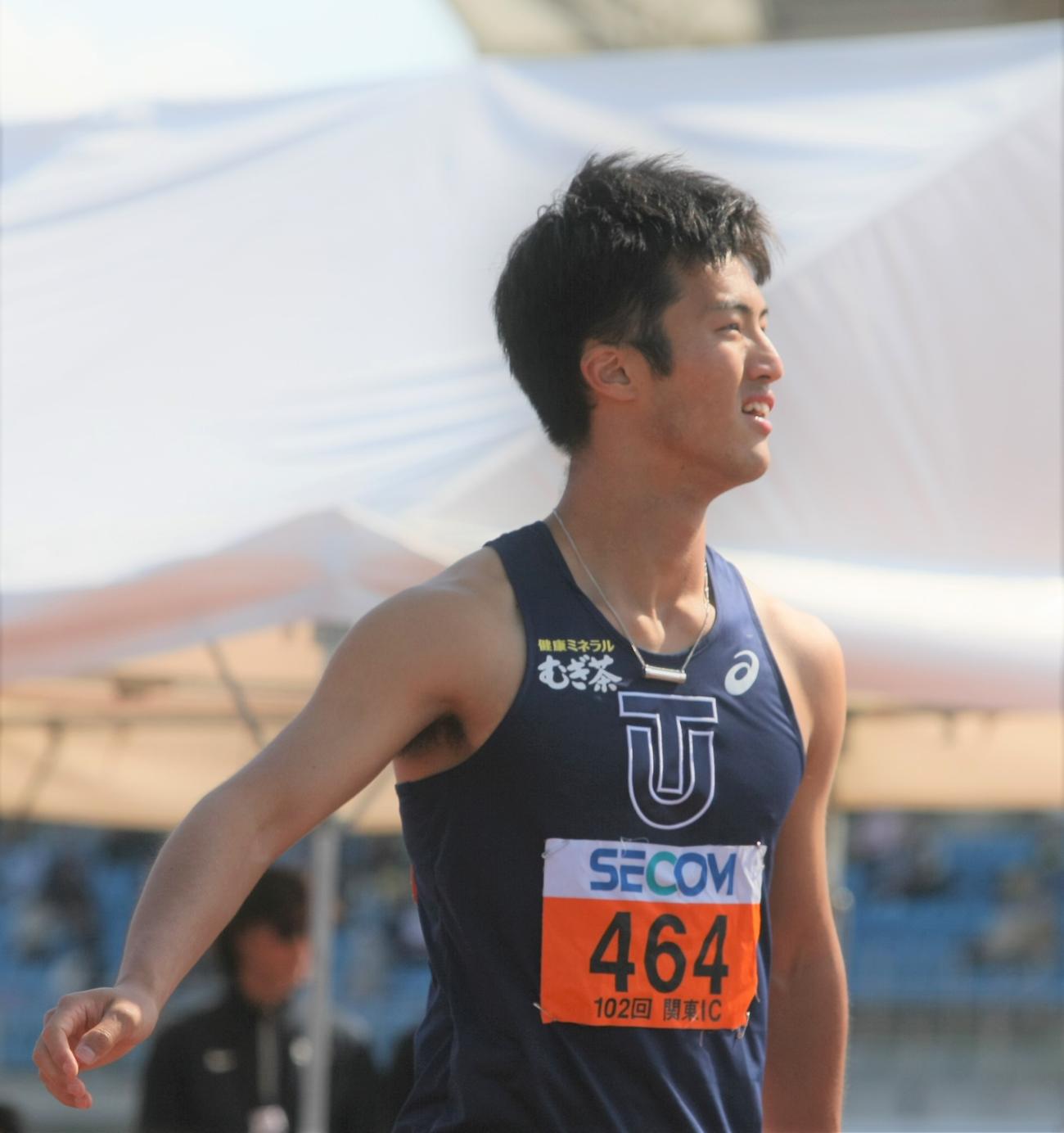 陸上関東インカレ男子1部100メートル決勝　10秒09で2連覇を飾り、電光掲示板を見つめる東洋大・柳田（撮影・藤塚大輔）
