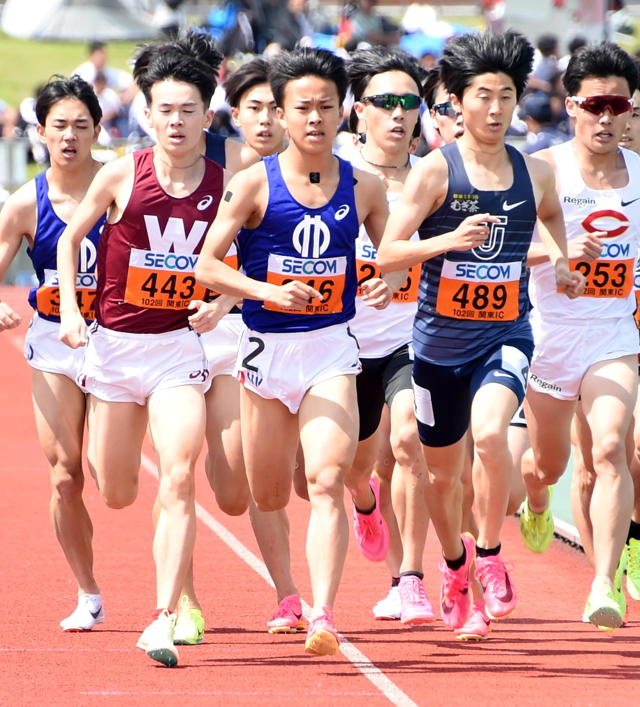 男子1部1500メートルで4位に入った順大・大野（中央）
