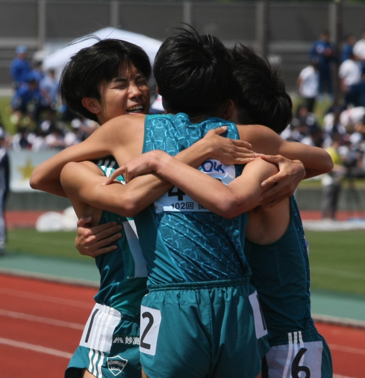 陸上関東インカレ男子2部1500メートル決勝　レース後に肩を組む青学大の宇田川、山内、片山（撮影・藤塚大輔）