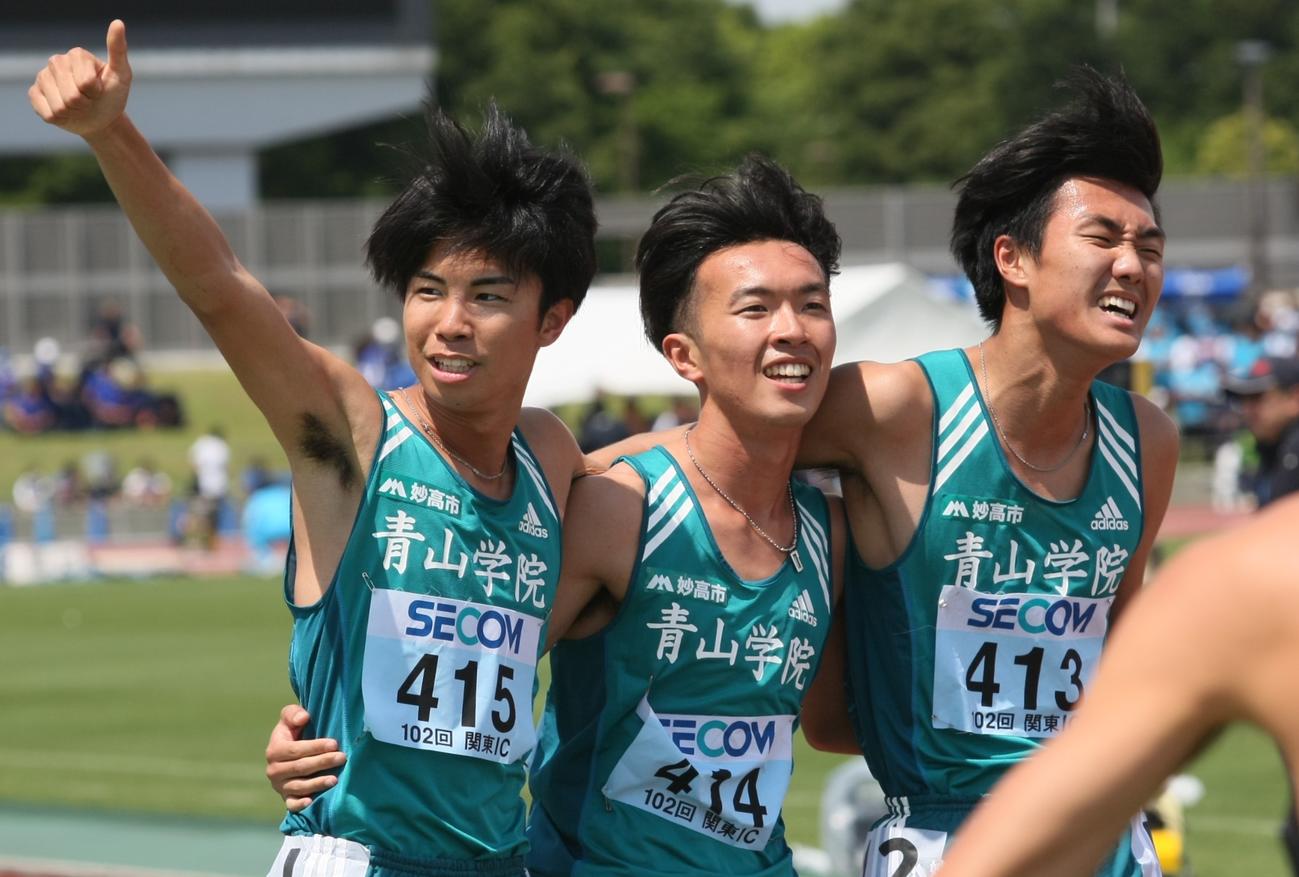 陸上関東インカレ男子2部1500メートル決勝　レース後に健闘をたたえ合う、左から青学大の宇田川、片山、山内（撮影・藤塚大輔）
