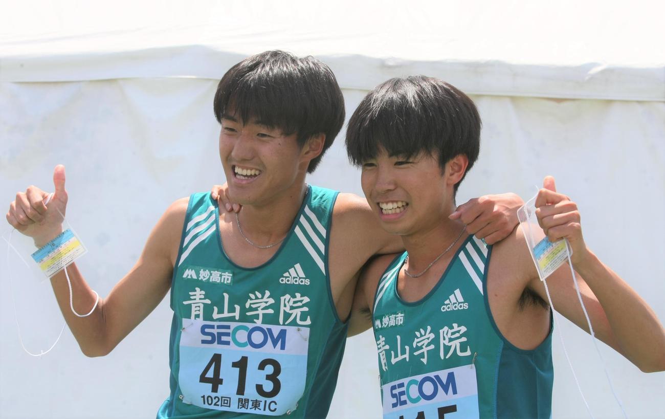 陸上関東インカレ男子2部1500メートル決勝　レース後に肩を組んでガッツポーズする青学大の山内（左）と宇田川（撮影・藤塚大輔）