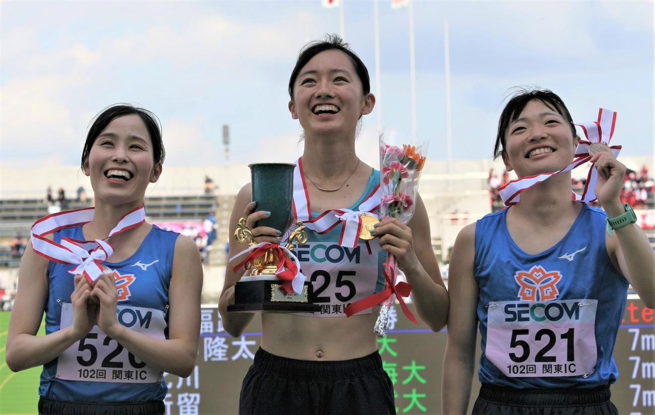 陸上関東インカレ女子1部1500メートル決勝　表彰式で優勝トロフィーとメダルを手にして笑顔を見せる筑波大・樫原沙紀（中央）。左は2位の日体大・保坂晴子、右は3位の日体大・尾方（撮影・藤塚大輔）