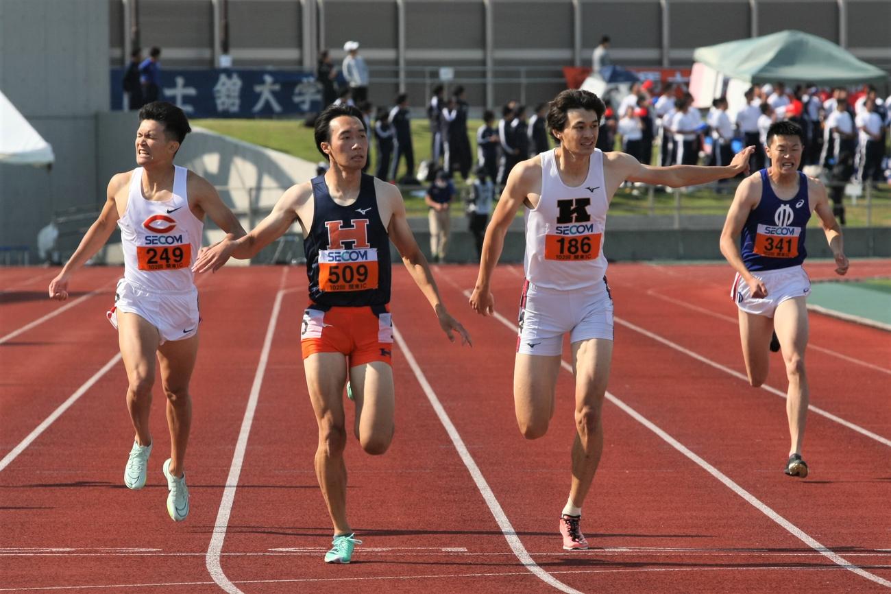 陸上関東インカレ男子1部400メートル決勝　フィニッシュした、左から中大・稲川、法大・地主、慶大・豊田、順大・葛西（撮影・藤塚大輔）