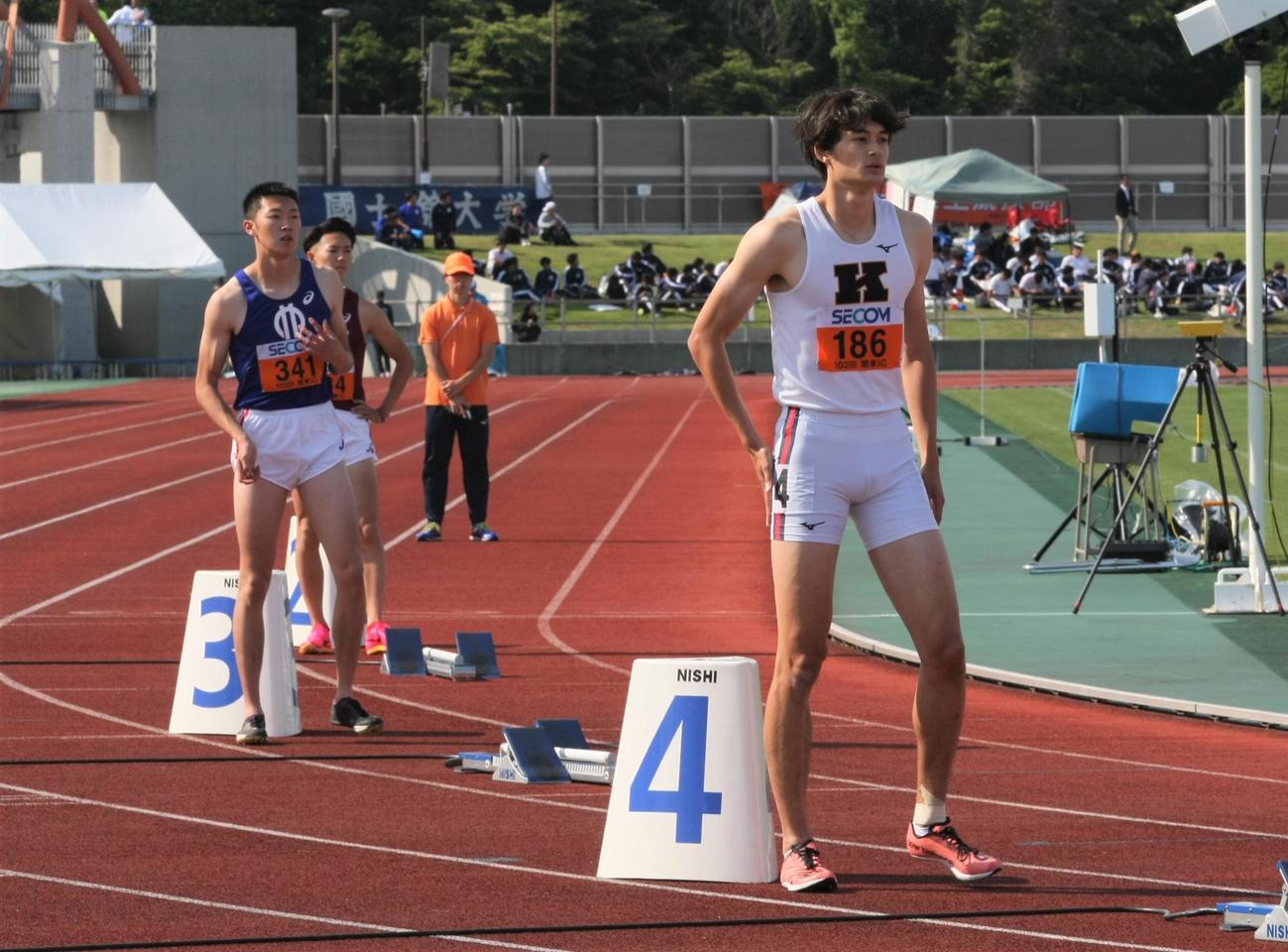 陸上関東インカレ男子1部400メートル決勝　レース前に緊張した面持ちを見せる慶大・豊田（右）（撮影・藤塚大輔）