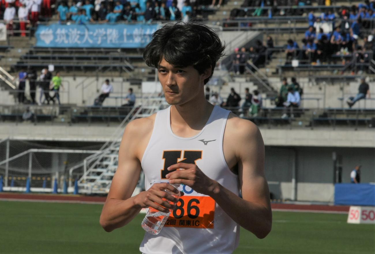陸上関東インカレ男子1部400メートル決勝　レース前に給水する慶大・豊田（撮影・藤塚大輔）