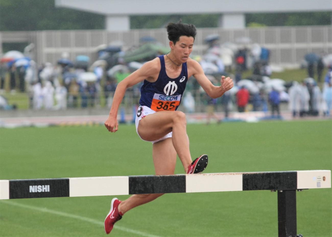 陸上関東インカレ男子1部3000メートル障害予選1組　先頭でレースを引っ張り、1位でゴールした順大・村尾（撮影・藤塚大輔）