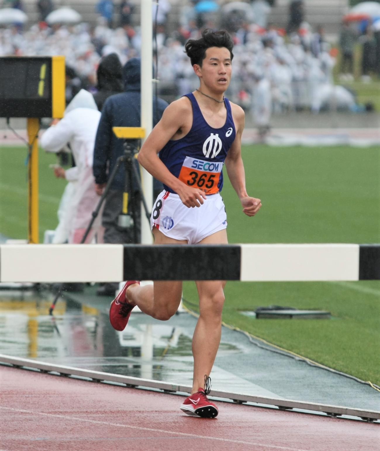 陸上関東インカレ男子1部3000メートル障害予選1組　先頭でレースを引っ張り、1位でゴールした順大・村尾（撮影・藤塚大輔）