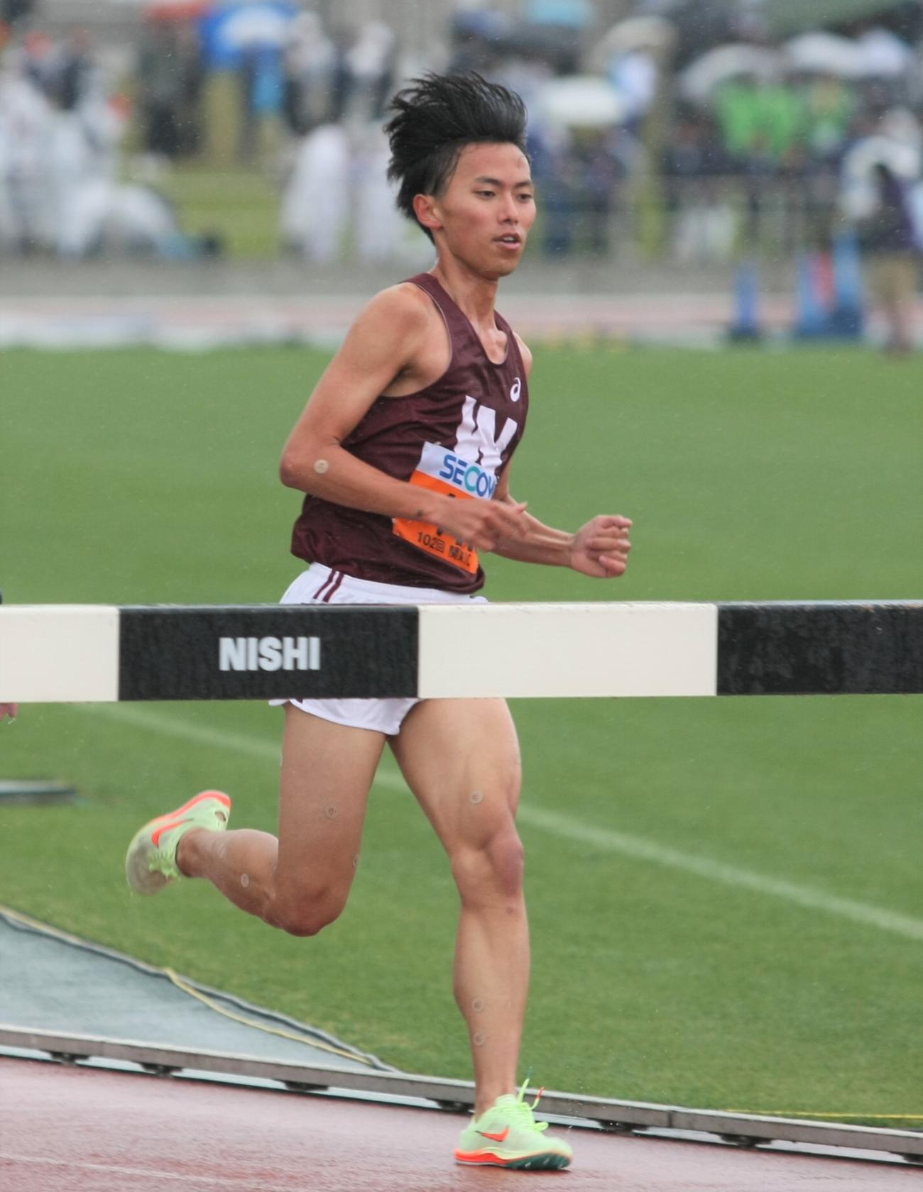 陸上関東インカレ男子1部3000メートル障害予選1組　2位でゴールした早大・菖蒲（撮影・藤塚大輔）