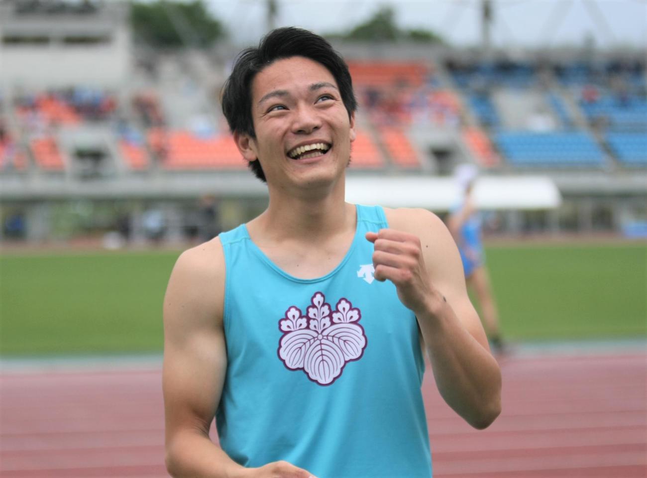 陸上関東インカレ男子1部棒高跳び決勝　優勝を飾り笑顔を見せる筑波大・古沢（撮影・藤塚大輔）