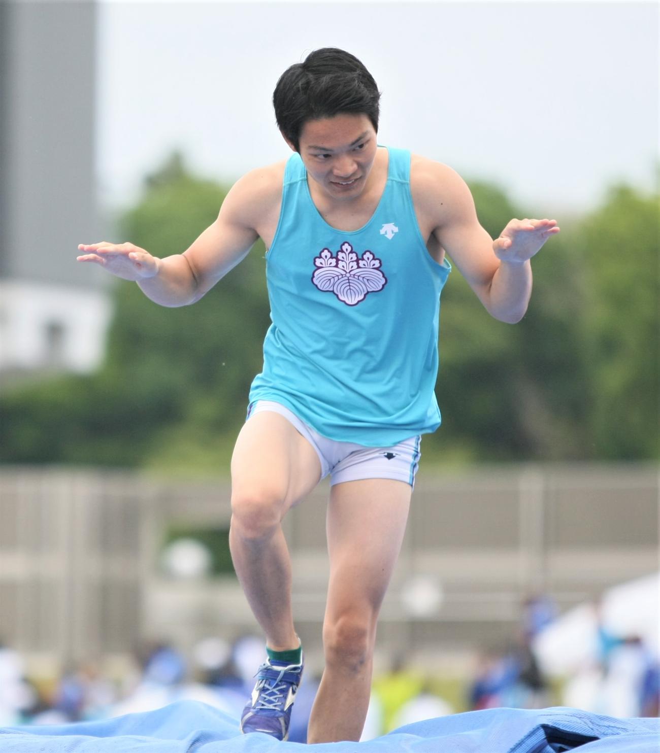 陸上関東インカレ男子1部棒高跳び決勝　試技に成功し安堵（あんど）のポーズを取る筑波大・古沢（撮影・藤塚大輔）