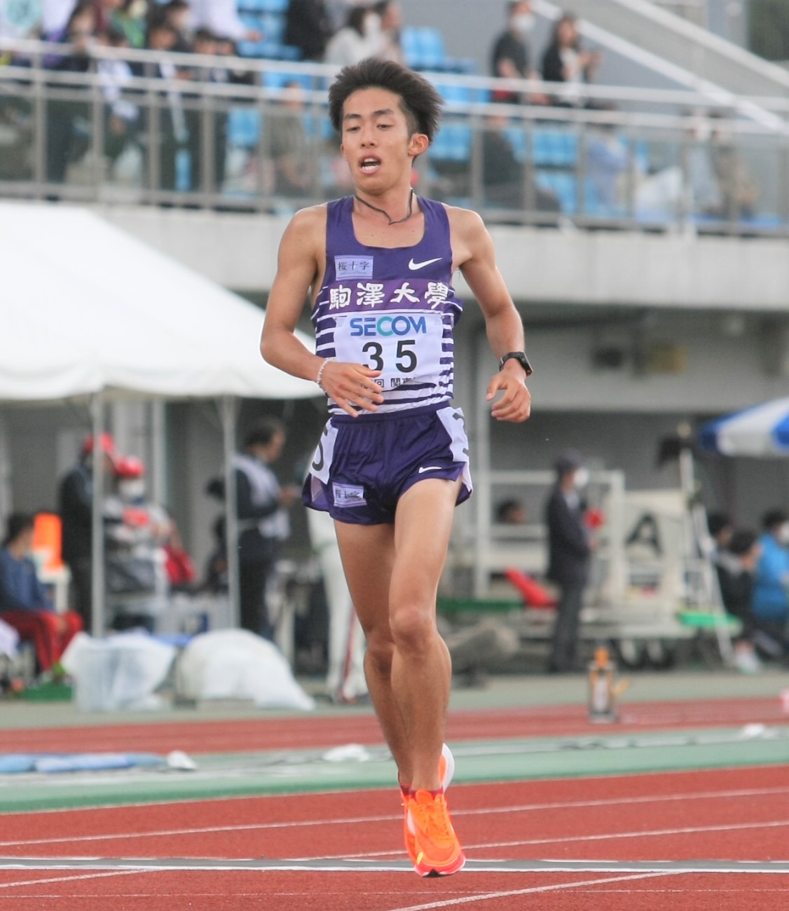 陸上関東インカレ男子2部ハーフマラソン　優勝を飾った駒大・赤星（撮影・藤塚大輔）