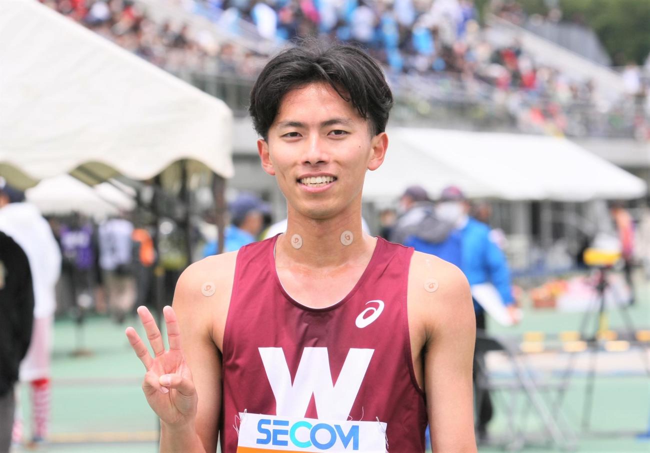 陸上関東インカレ男子1部3000メートル障害決勝　3連覇を飾り、3本指でポーズを取る早大・菖蒲（撮影・藤塚大輔）