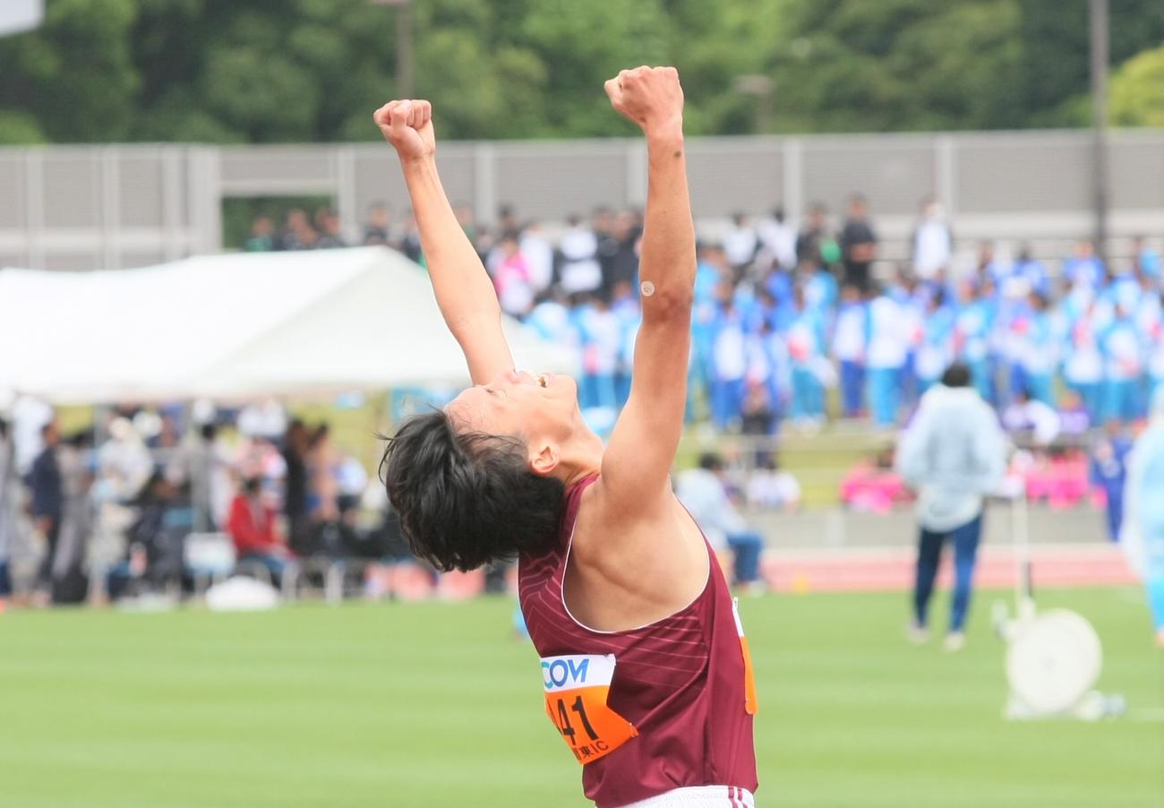 陸上関東インカレ男子1部3000メートル障害決勝　3連覇を飾り両手を突き上げる早大・菖蒲（撮影・藤塚大輔）