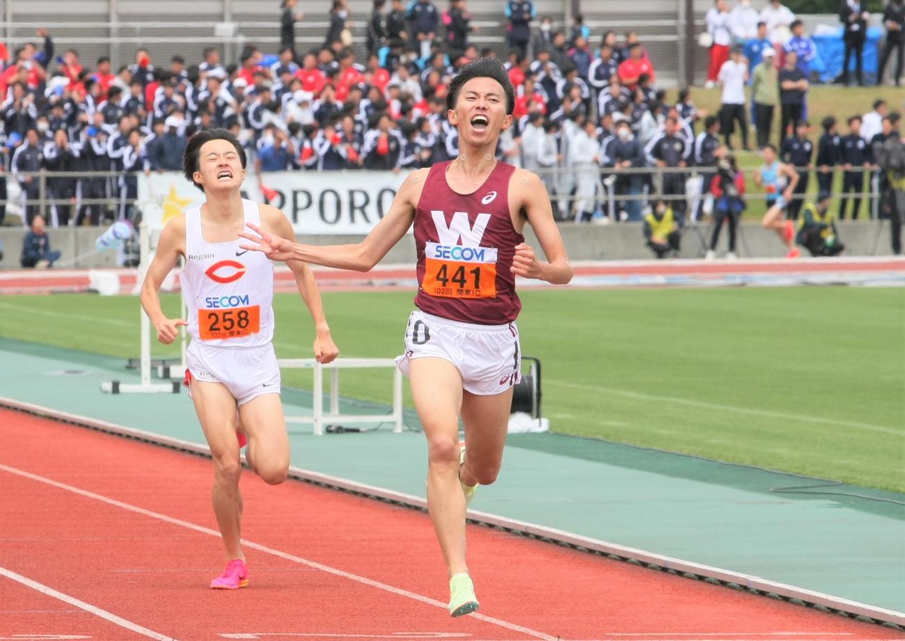 陸上関東インカレ男子1部3000メートル障害決勝　3連覇を飾った早大・菖蒲（右）と2位の中大・浦田（撮影・藤塚大輔）