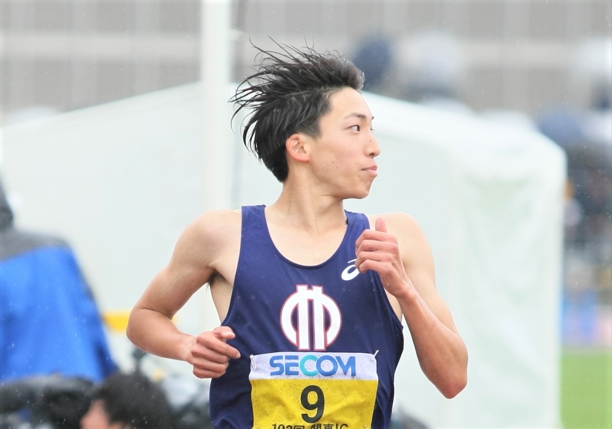 陸上関東インカレ男子1部5000メートル決勝　優勝を飾り、バックスタンドへ視線を向ける順大・三浦（撮影・藤塚大輔）
