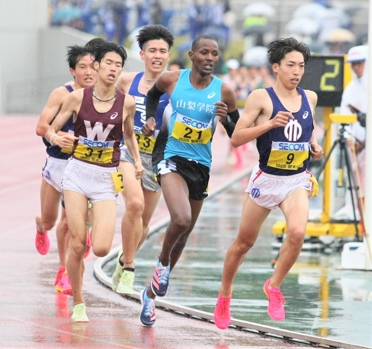 陸上関東インカレ男子1部5000メートル決勝　先頭でレースを引っ張る順大・三浦（撮影・藤塚大輔）