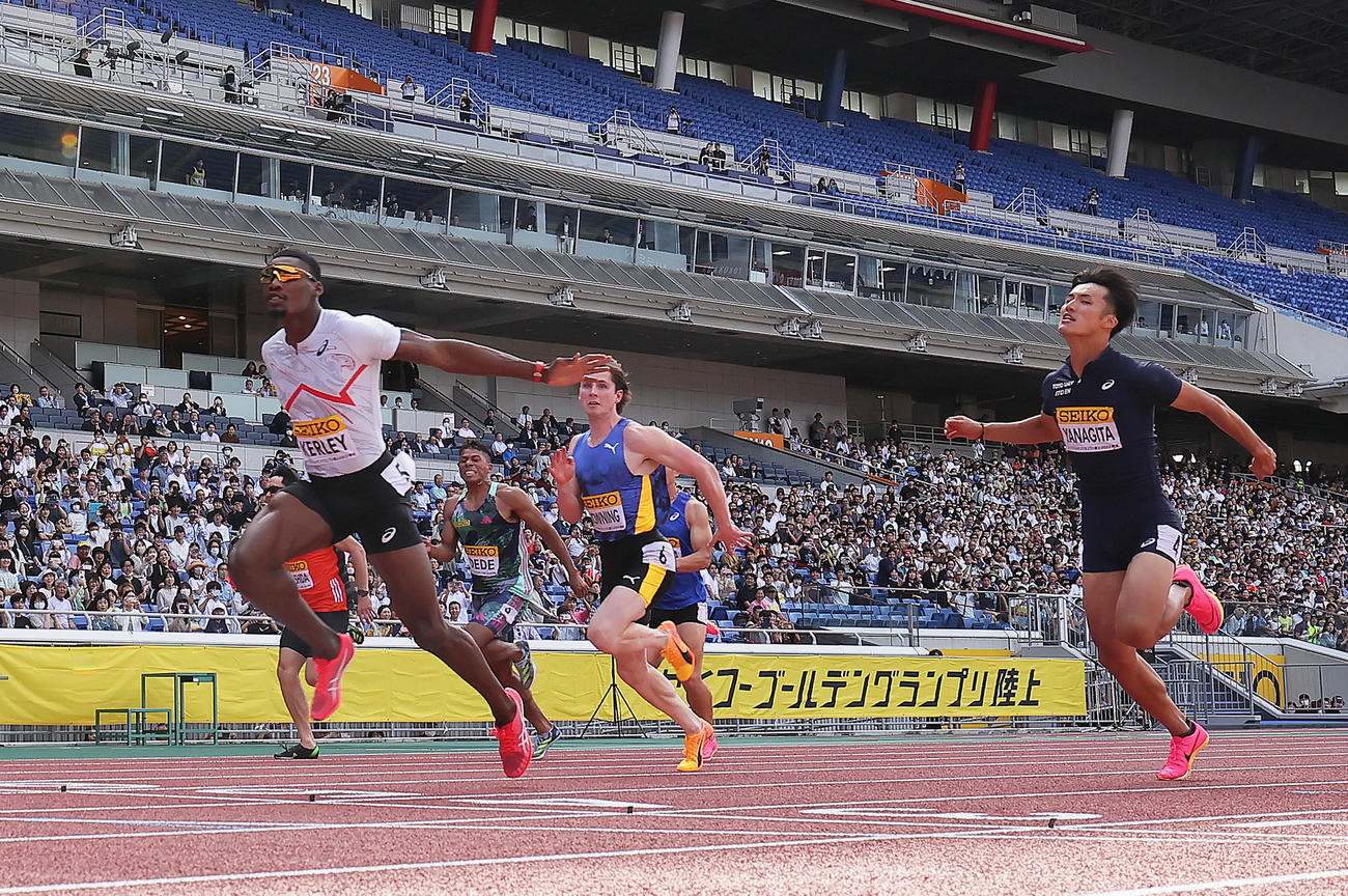 男子１００㍍予選を９秒88の１位で通過したカーリー（左端）（撮影・足立雅史）