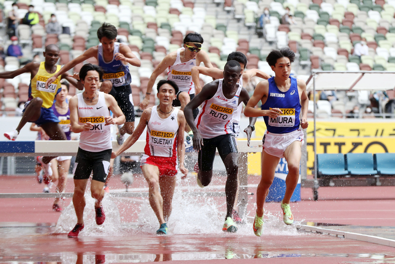 男子3000㍍障害で力走する三浦龍司（右端）＝2022年5月7日