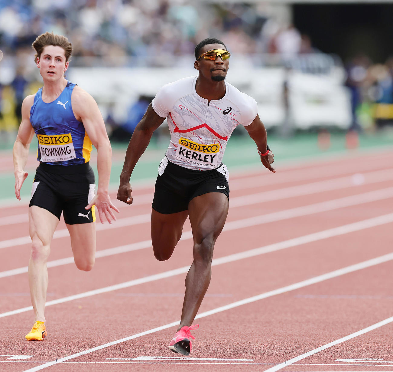 男子100メートル決勝で優勝したカーリー（右）（撮影・足立雅史）