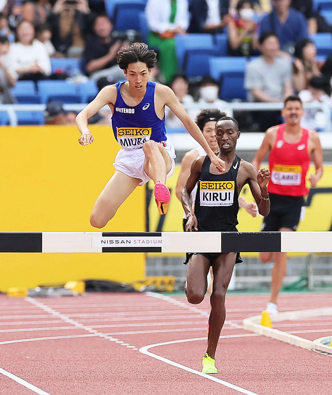 男子3000メートル障害決勝で優勝した三浦（左）（撮影・足立雅史）