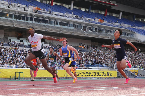 男子１００㍍予選を９秒88の１位で通過したカーリー（左端）（撮影・足立雅史）