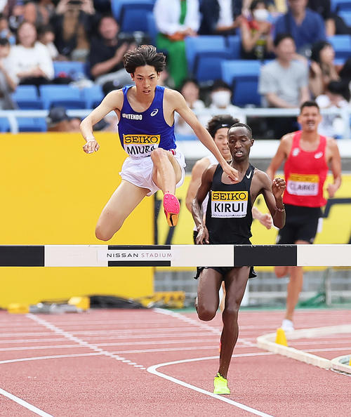 男子3000メートル障害決勝で優勝した三浦（左）（撮影・足立雅史）