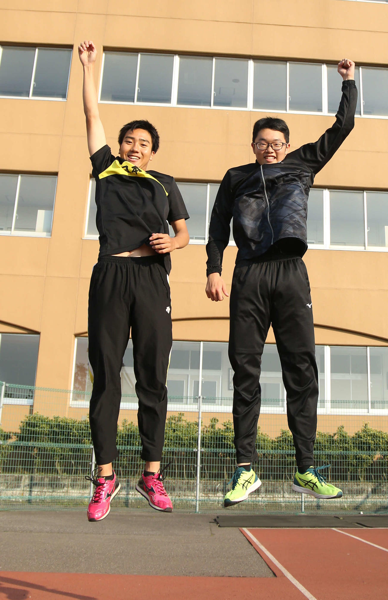 ジャンプする2人の全中チャンプ。日本文理の関崎（左）と東
