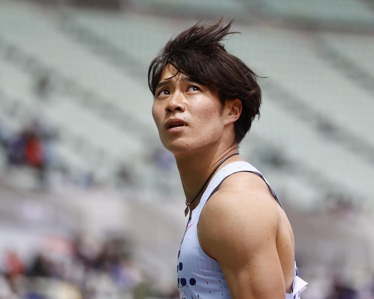 6日、木南記念の男子100メートル予選でタイムを確認する坂井
