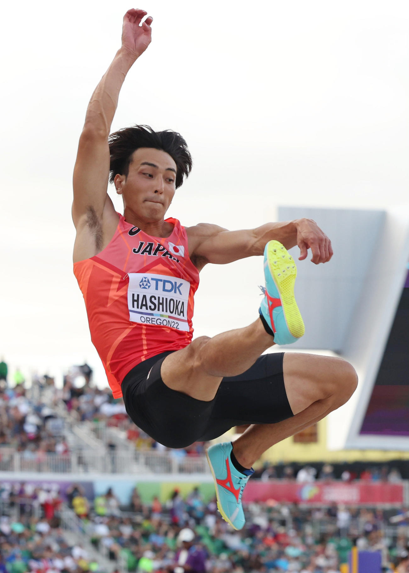 22年7月、世界陸上の男子走り幅跳び決勝で跳躍する橋岡