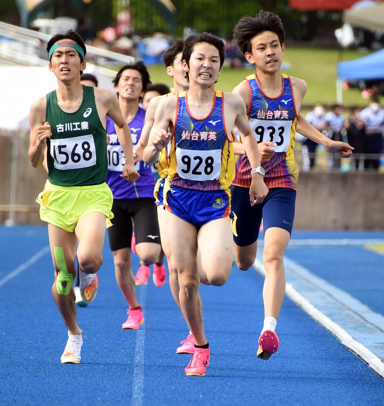 男子1500メートルで優勝した仙台育英・菅野（中央）と2位の同簡子傑（右）。左は3位の古川工・酒井（撮影・山田愛斗）