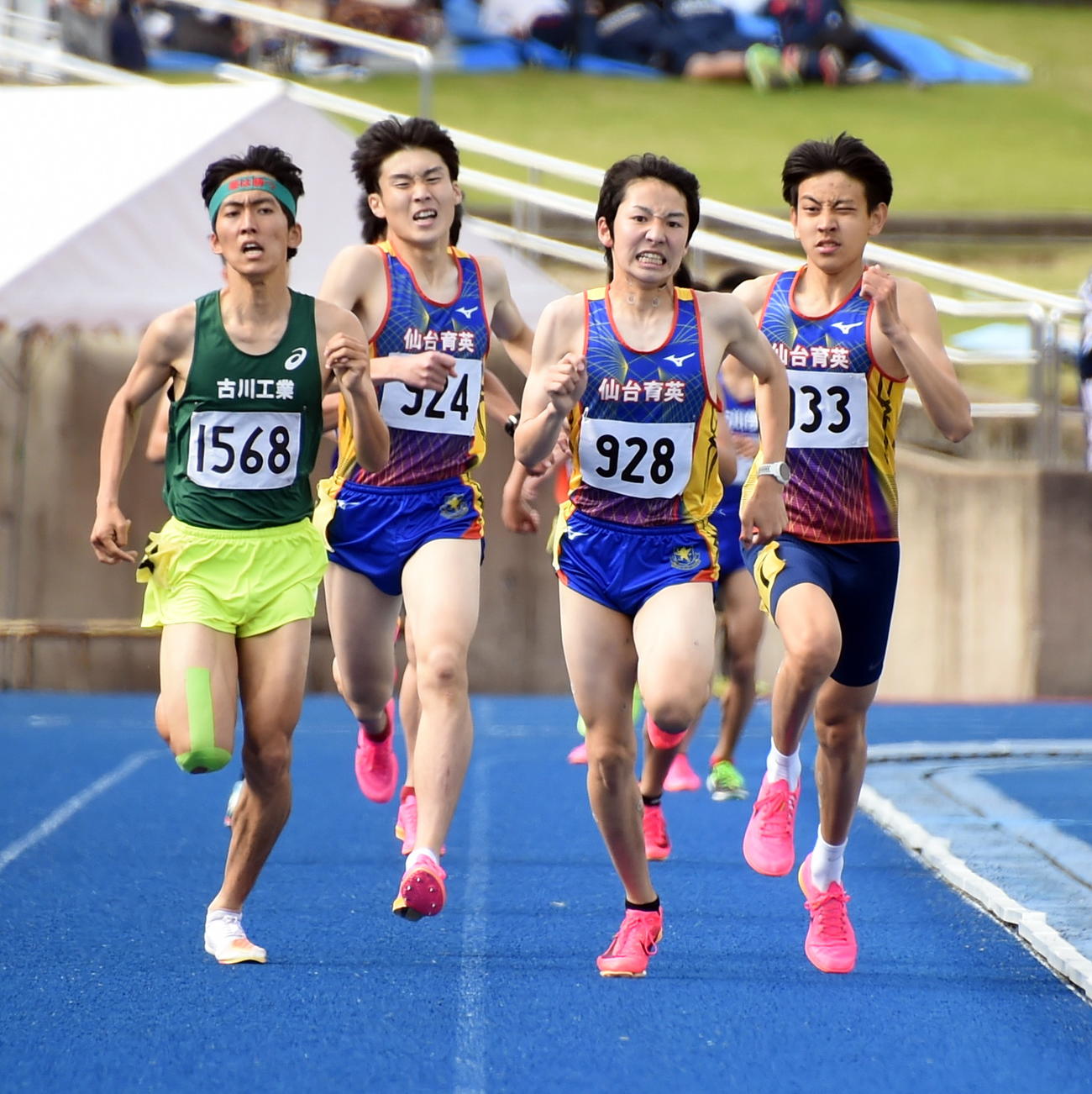 男子1500メートルで優勝した仙台育英・菅野（中央右）。右から2位の同簡子傑、1人おいて4位の同青島、3位の古川工・酒井（撮影・山田愛斗）