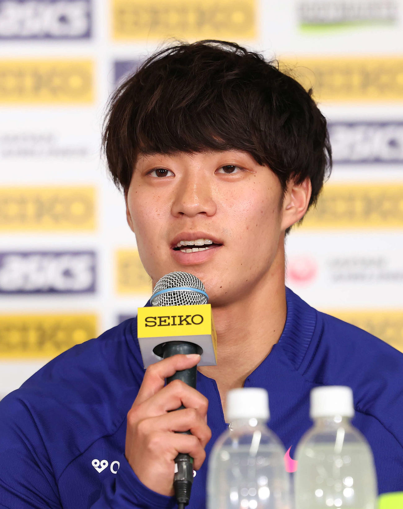 意気込みを語る坂井隆一郎（撮影・丹羽敏通）
