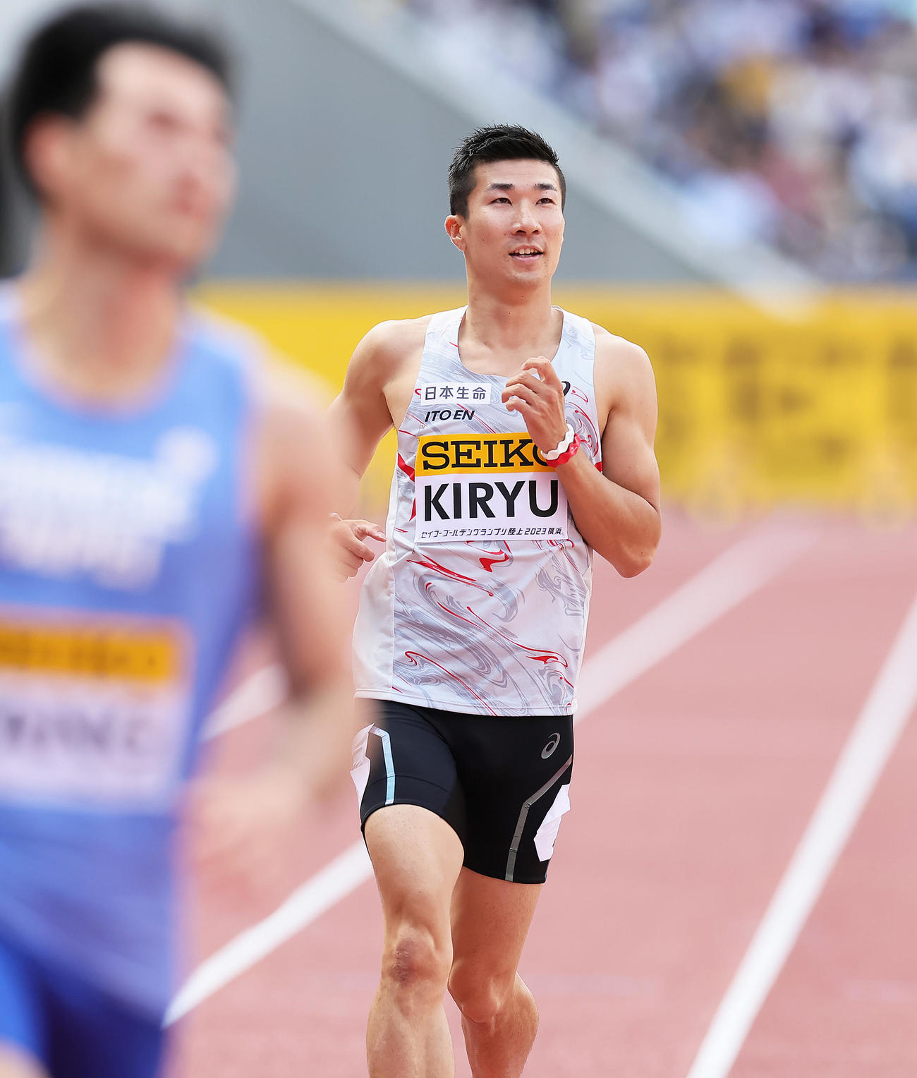 男子100メートル予選のレース終盤に失速し最下位でゴールした桐生（撮影・足立雅史）