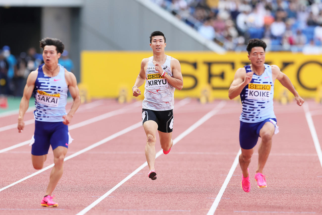 男子100メートル予選のレース終盤に失速する桐生（中央）。左は坂井、右は小池（撮影・足立雅史）