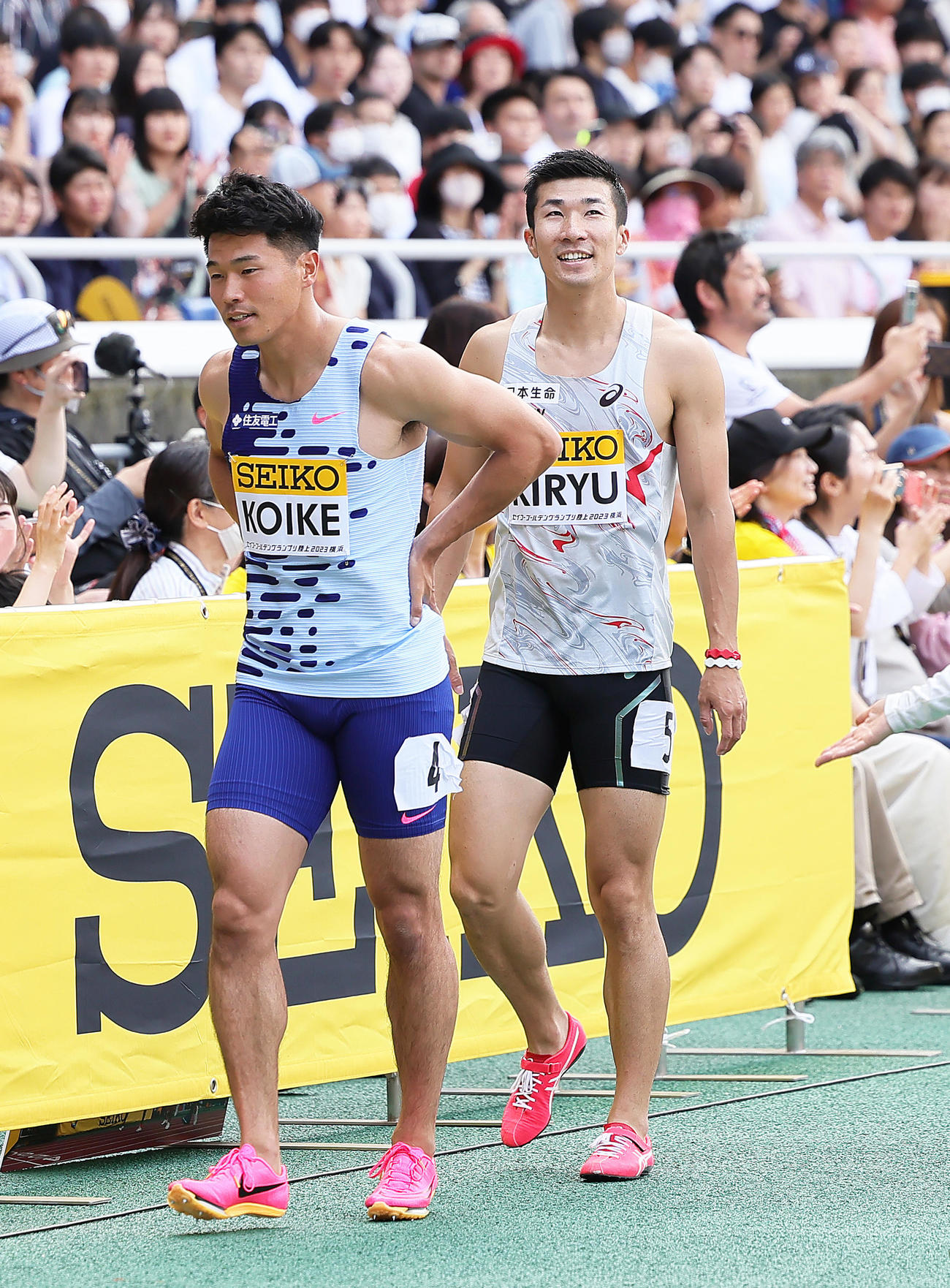 男子100メートル予選2組を最下位でゴールした桐生（右）。左は小池（撮影・足立雅史）