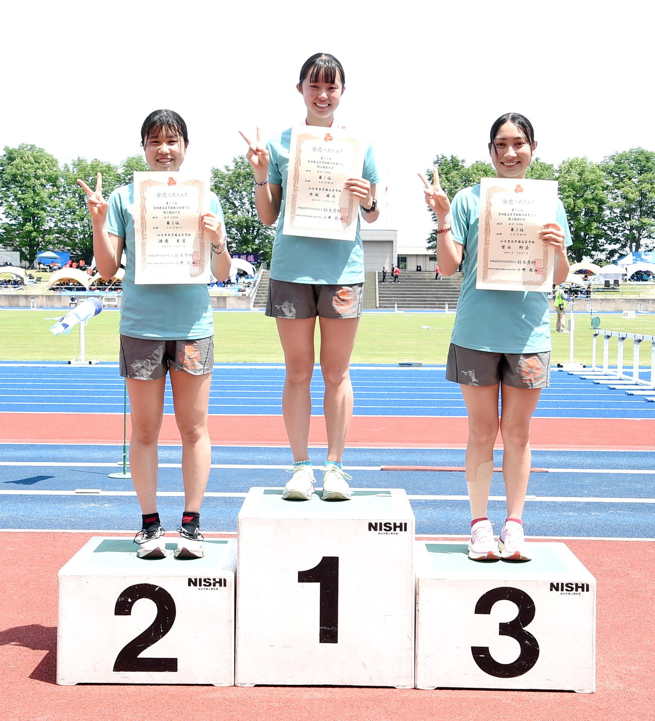 女子1500メートルで表彰台を独占した仙台育英の左から2位渡辺、1位水越、3位壁谷