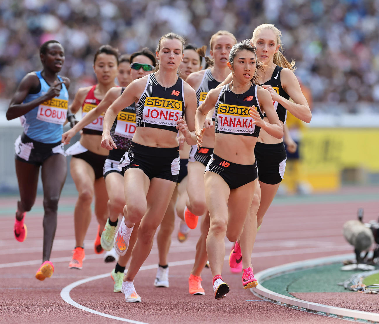 女子1500メートル決勝で優勝した田中（右から2人目）（撮影・足立雅史）