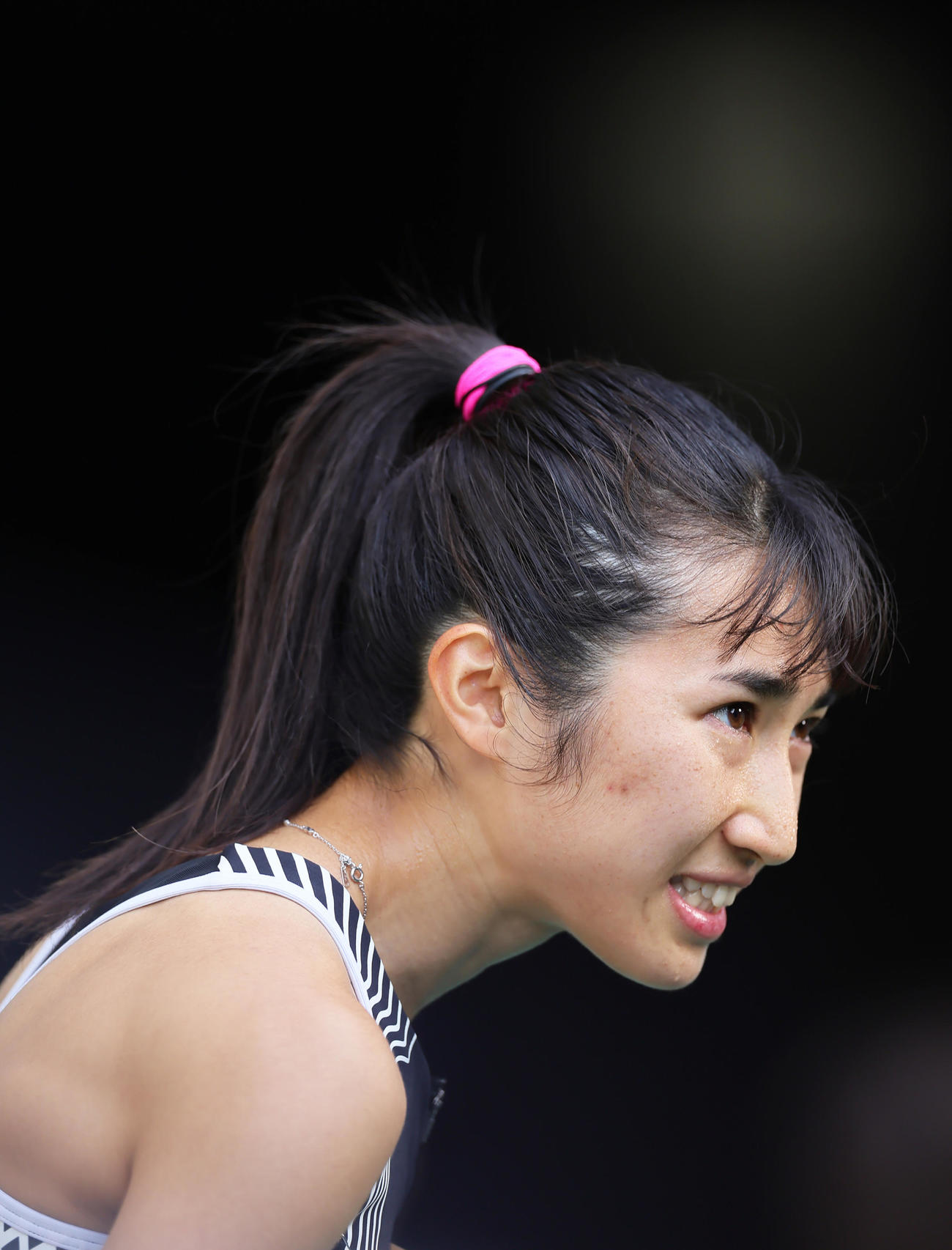 女子1500メートル決勝で優勝した田中はインタビューを終え、関係者とあいさつを交わす（撮影・足立雅史）