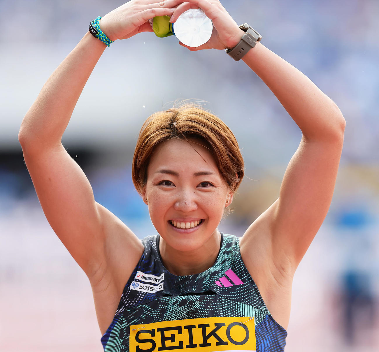 女子100メートル障害で優勝し笑顔を見せる寺田（撮影・足立雅史）