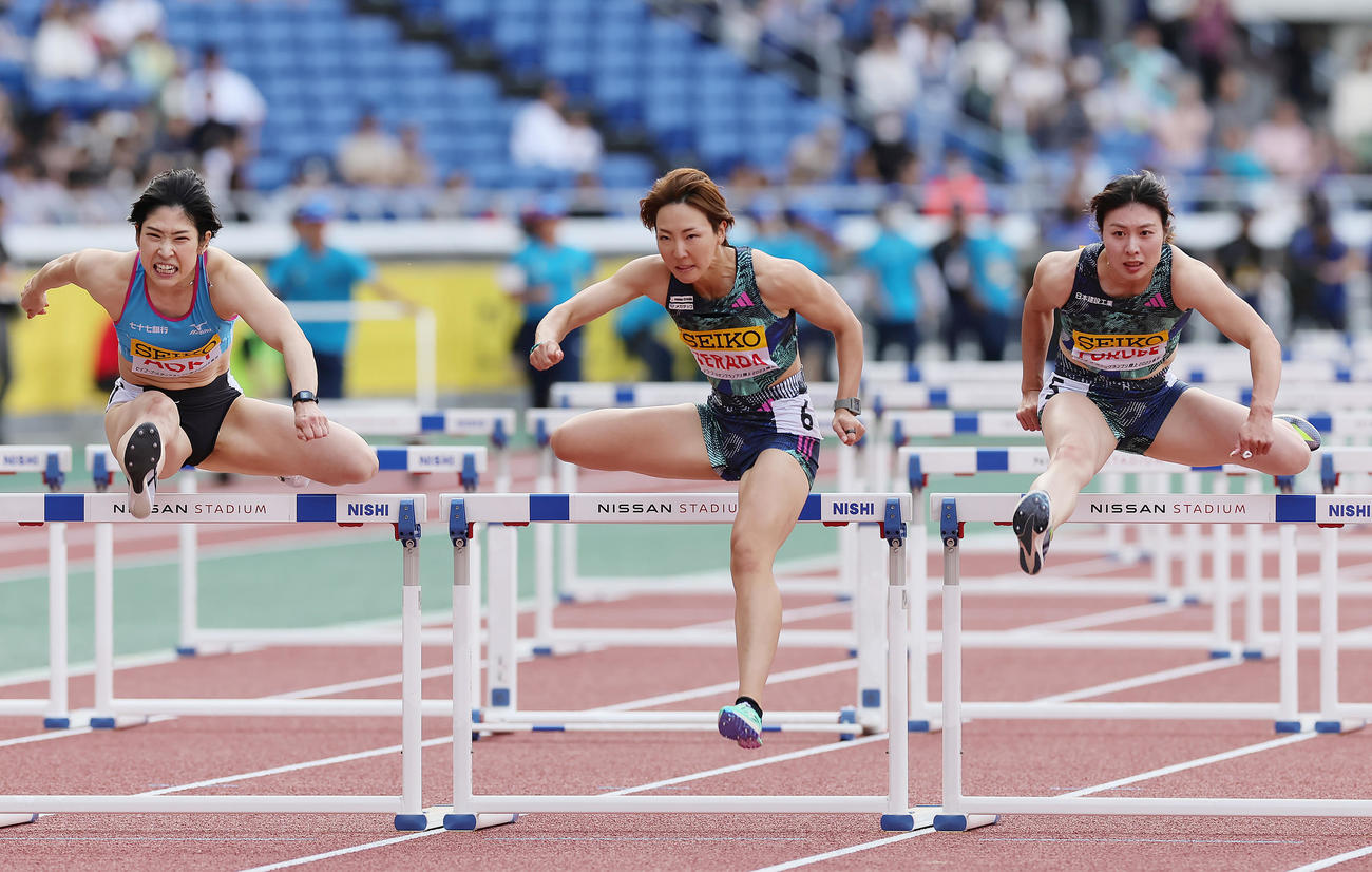 女子100メートル障害で優勝した寺田（中央）。左は5位青木、右は3位福部（撮影・足立雅史）