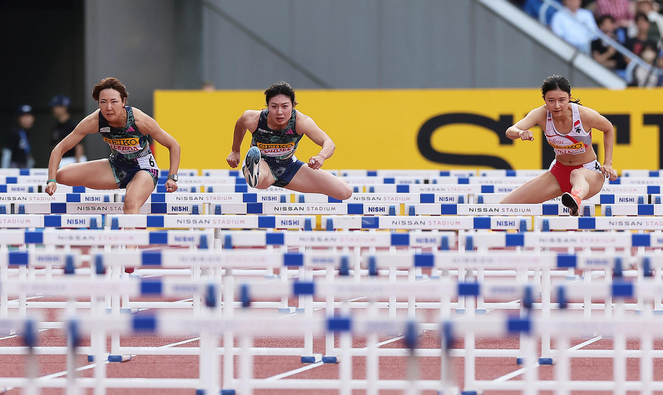 女子100メートル障害で優勝した寺田（左）。中央は3位福部、右は2位田中（撮影・足立雅史）