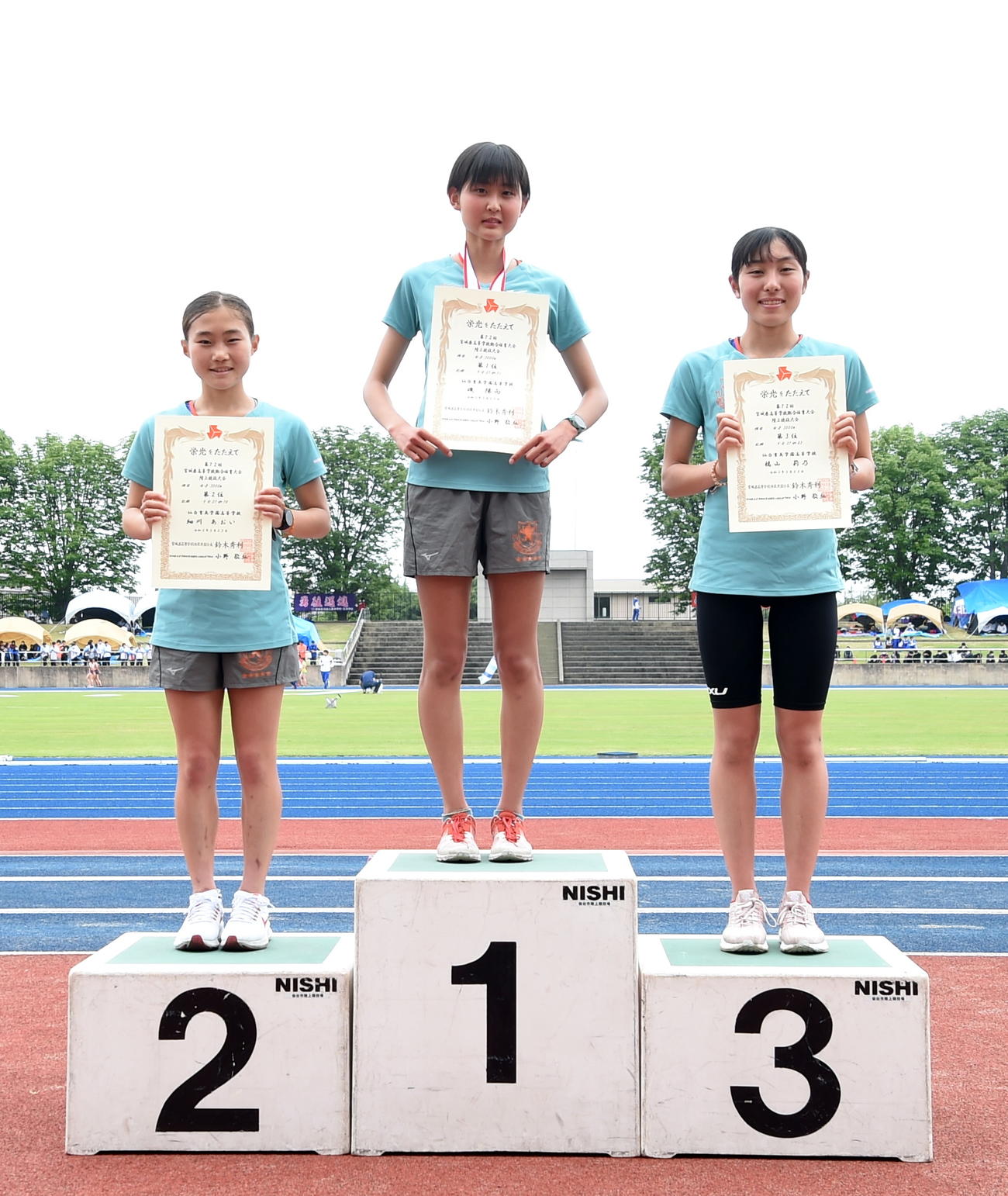女子3000メートルで表彰台を独占した仙台育英の左から2位細川、1位磯、3位橘山（撮影・山田愛斗）